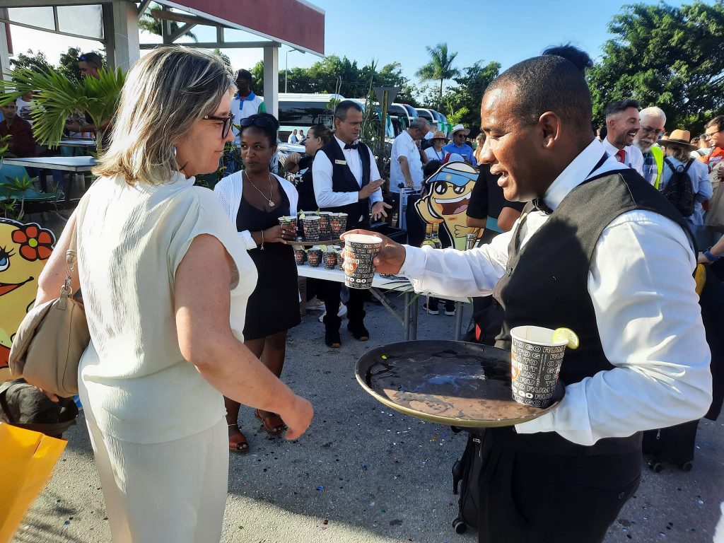 Primer vuelo de iberojet conecta madrid con villa clara
