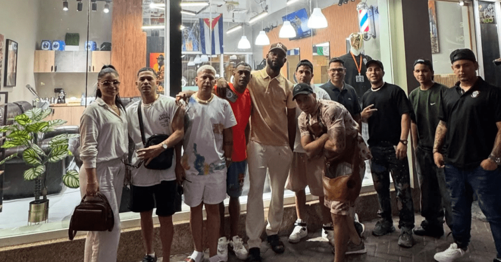 Barbería cubana en Dubái con ambiente caribeño
