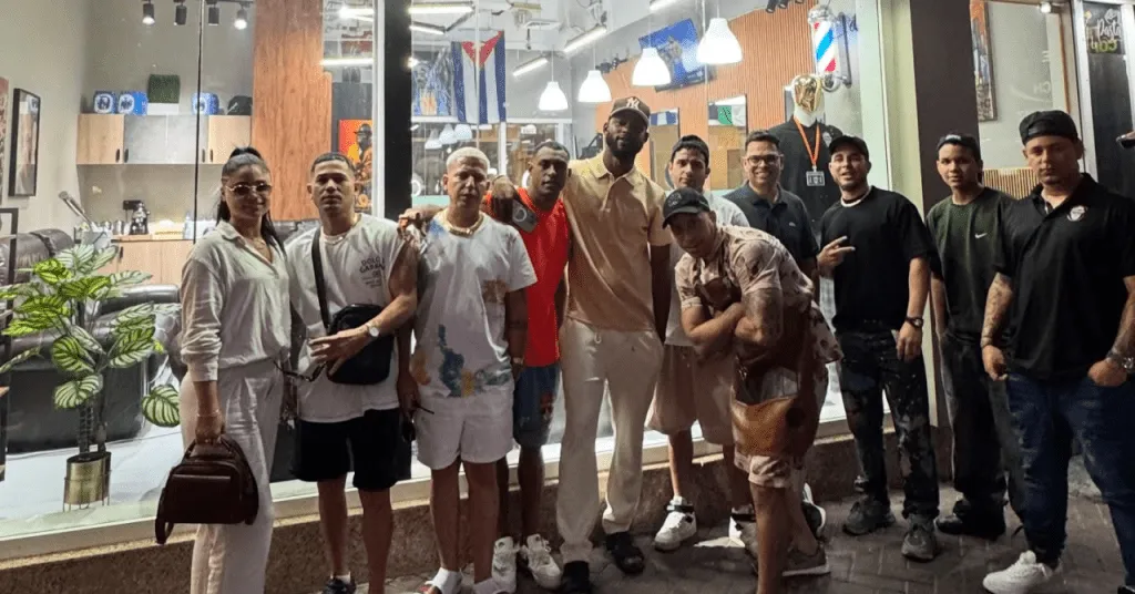 Barbería cubana en Dubái con ambiente caribeño