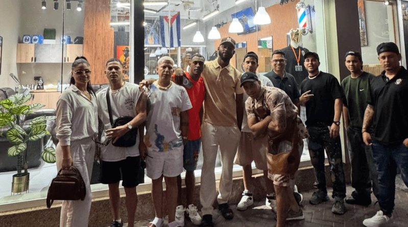 Barbería cubana en Dubái con ambiente caribeño