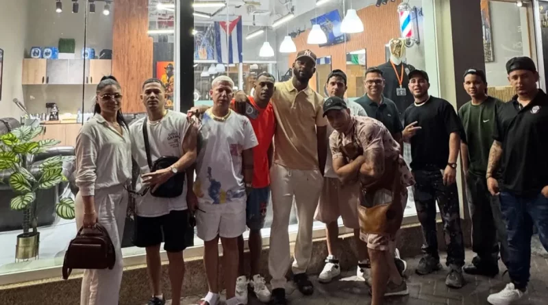 Barbería cubana en Dubái con ambiente caribeño