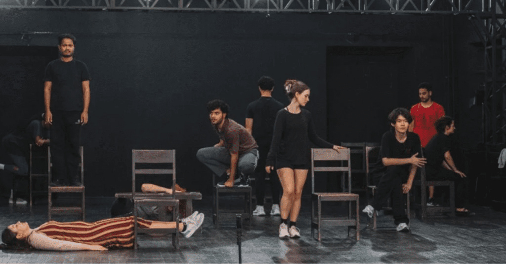 Jóvenes actores cubanos en un taller de teatro en Moscú como parte de las becas rusas.