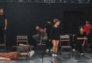 Jóvenes actores cubanos en un taller de teatro en Moscú como parte de las becas rusas.