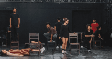 Jóvenes actores cubanos en un taller de teatro en Moscú como parte de las becas rusas.