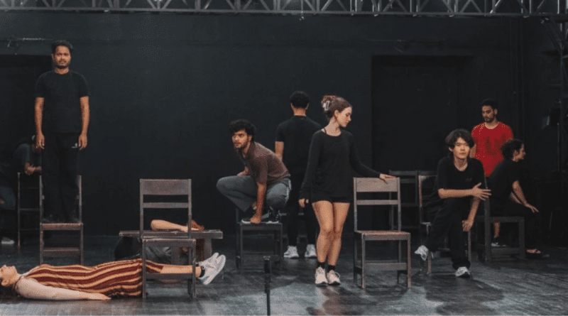 Jóvenes actores cubanos en un taller de teatro en Moscú como parte de las becas rusas.
