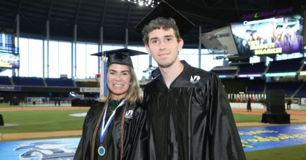 Madre e hijo cubanos se gradúan juntos en universidad de Miami