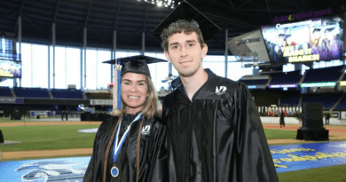 Madre e hijo cubanos se gradúan juntos en universidad de Miami