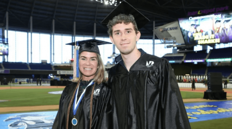 Madre e hijo cubanos se gradúan juntos en universidad de Miami