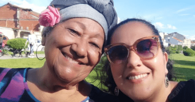 Obelia Blanco sonriente celebrando su cumpleaños número 83 en España