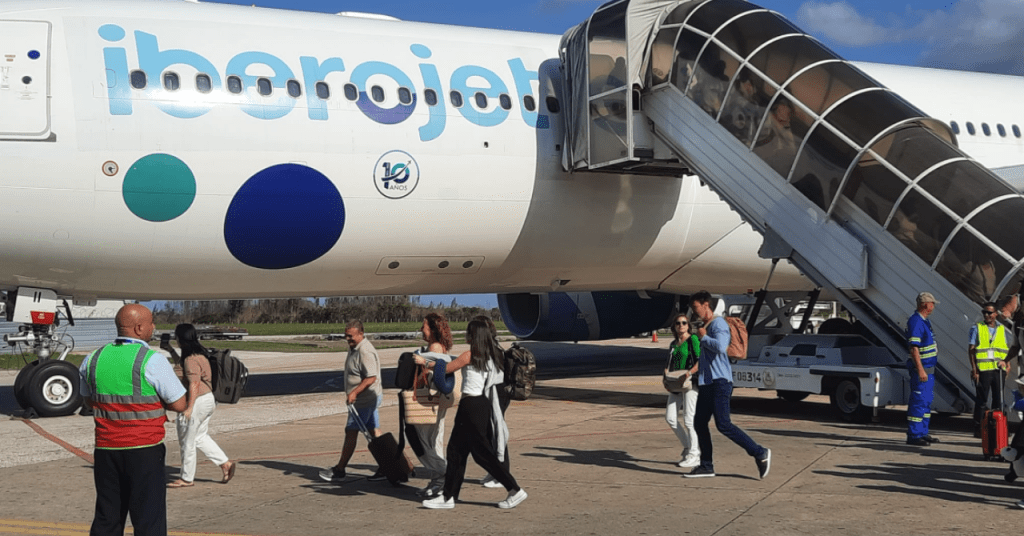 Primer vuelo de iberojet conecta madrid con villa clara