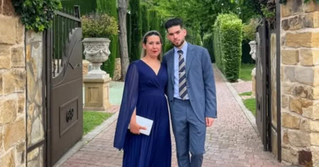 Joven cubano triunfa en España al graduarse y reunir a su familia.