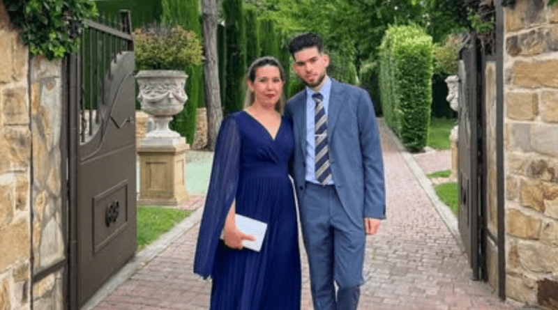 Joven cubano triunfa en España al graduarse y reunir a su familia.