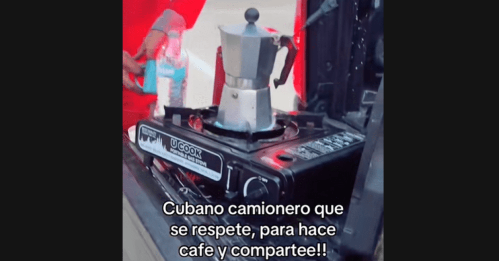 Camionero cubano prepara café en un fogón portátil junto a su tráiler.