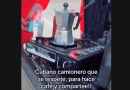 Camionero cubano prepara café en un fogón portátil junto a su tráiler.