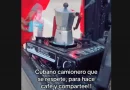 Camionero cubano prepara café en un fogón portátil junto a su tráiler.
