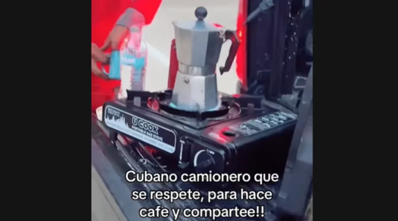 Camionero cubano prepara café en un fogón portátil junto a su tráiler.