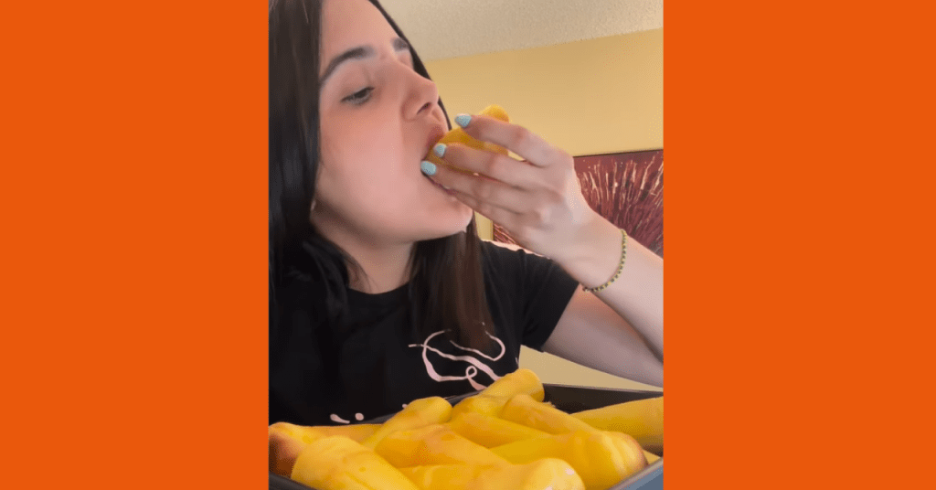 Cubana prepara capuchinos cubanos recién bañados en almíbar brillante