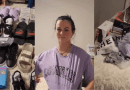 Mujer cubana preparando un paquete de ayuda con ropa y productos para enviar a Cuba.