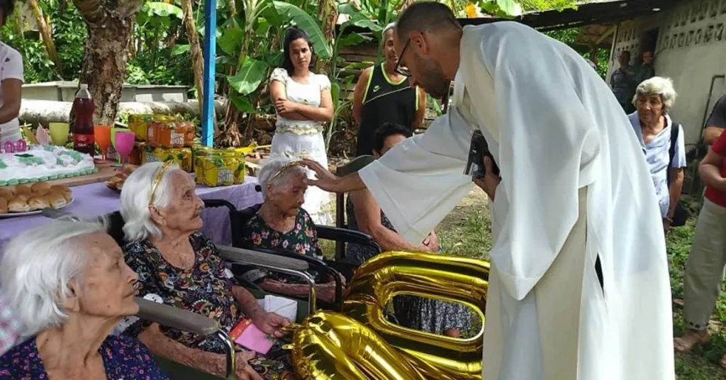En la comunidad El Guayabo, en Baracoa, provincia de Guantánamo, hay dos hermanas que han sido testigos de todo un siglo de historia cubana. Se llaman Luz de América y Luz de Oriente, pero en el pueblo todos las conocen simplemente como América y Oriente. Este primero de mayo de 2025, estas dos mujeres excepcionales celebraron su centenario rodeadas de hijos, nietos, bisnietos, una tataranieta… y muchísimos vecinos. Sí, las gemelas cubanas cumplen 100 años, y lo hacen con lucidez, buen humor y una vitalidad que ha sorprendido incluso a sus propios familiares. El festejo que paralizó la comunidad Desde temprano, la casa se llenó de vida. Llegaron familiares desde diferentes lugares del país, vecinos de toda la zona y hasta curiosos que no querían perderse el momento. La celebración incluyó mariachis durante casi todo el día, una misa exclusiva y dulces “sin límite”, como contaron entre risas. La emisora local cubrió la jornada y muchos en Baracoa sintieron que era una fiesta de todos. América y Oriente cantaron himnos religiosos de memoria, bromearon con los regalos y disfrutaron, como si tuvieran 20 años, de cada instante. Claudia Rafaela Ortiz, una de sus nietas —y también gemela—, resumió el día con emoción: «Un parto. Dos hermanas. Y esperarse para cumplir, juntas, los 100 años». Dos vidas inseparables América y Oriente nacieron el 1 de mayo de 1925. Desde entonces, su vínculo ha sido irrompible. Viven en casas contiguas y, según sus nietos, “lo más lejos que han estado una de la otra es a un patio de distancia y una mata de naranjas portoplata”. En Baracoa, son un símbolo de unidad, fe y resistencia. Aunque América dejó de caminar hace 15 años por una fractura de cadera y un accidente cerebrovascular, mantiene la mente «clarita», como dicen sus nietos. Oriente, en cambio, sigue moviéndose por la comunidad como siempre. Secretos para llegar al siglo Cuando les preguntaron cuál era la clave para vivir tanto, no dudaron: «Creer en Dios… y guardar los otros santos», dijo América. «Hay que cuidarse si se quieren cumplir 100 años», añadió Oriente, mientras señalaba la cama llena de regalos. Ambas han llevado una vida sencilla, marcada por el trabajo, la oración y la familia. Han vivido pérdidas dolorosas —como la muerte de un hijo y la enfermedad de una hija—, pero nunca han perdido la alegría ni la fe. Más que una curiosidad: un legado En una Cuba que ya supera los 2 000 centenarios, encontrar un par de gemelas cubanas que cumplen 100 años es algo verdaderamente inusual. Son testigos de otra época: nacieron en la República antes de 1959, vieron la construcción de La Farola, sobrevivieron ciclones, cambios sociales y tecnológicos. Sus historias, contadas entre anécdotas y carcajadas, forman parte de la memoria viva del pueblo cubano. En Baracoa, nadie recuerda un tiempo sin América y Oriente. Un ejemplo que trasciende fronteras Para los cubanos que viven en Estados Unidos, esta historia toca el corazón. Las gemelas cubanas que cumplen 100 años representan algo más que longevidad: simbolizan los valores que muchas familias han llevado consigo al emigrar. Fe, familia y resistencia. Claudia, su nieta, lo expresó con una ternura que muchos reconocen: Gemelas cubanas cumplen 100 años rodeadas de su familia en Baracoa