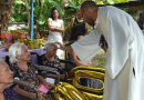 En la comunidad El Guayabo, en Baracoa, provincia de Guantánamo, hay dos hermanas que han sido testigos de todo un siglo de historia cubana. Se llaman Luz de América y Luz de Oriente, pero en el pueblo todos las conocen simplemente como América y Oriente. Este primero de mayo de 2025, estas dos mujeres excepcionales celebraron su centenario rodeadas de hijos, nietos, bisnietos, una tataranieta… y muchísimos vecinos. Sí, las gemelas cubanas cumplen 100 años, y lo hacen con lucidez, buen humor y una vitalidad que ha sorprendido incluso a sus propios familiares. El festejo que paralizó la comunidad Desde temprano, la casa se llenó de vida. Llegaron familiares desde diferentes lugares del país, vecinos de toda la zona y hasta curiosos que no querían perderse el momento. La celebración incluyó mariachis durante casi todo el día, una misa exclusiva y dulces “sin límite”, como contaron entre risas. La emisora local cubrió la jornada y muchos en Baracoa sintieron que era una fiesta de todos. América y Oriente cantaron himnos religiosos de memoria, bromearon con los regalos y disfrutaron, como si tuvieran 20 años, de cada instante. Claudia Rafaela Ortiz, una de sus nietas —y también gemela—, resumió el día con emoción: «Un parto. Dos hermanas. Y esperarse para cumplir, juntas, los 100 años». Dos vidas inseparables América y Oriente nacieron el 1 de mayo de 1925. Desde entonces, su vínculo ha sido irrompible. Viven en casas contiguas y, según sus nietos, “lo más lejos que han estado una de la otra es a un patio de distancia y una mata de naranjas portoplata”. En Baracoa, son un símbolo de unidad, fe y resistencia. Aunque América dejó de caminar hace 15 años por una fractura de cadera y un accidente cerebrovascular, mantiene la mente «clarita», como dicen sus nietos. Oriente, en cambio, sigue moviéndose por la comunidad como siempre. Secretos para llegar al siglo Cuando les preguntaron cuál era la clave para vivir tanto, no dudaron: «Creer en Dios… y guardar los otros santos», dijo América. «Hay que cuidarse si se quieren cumplir 100 años», añadió Oriente, mientras señalaba la cama llena de regalos. Ambas han llevado una vida sencilla, marcada por el trabajo, la oración y la familia. Han vivido pérdidas dolorosas —como la muerte de un hijo y la enfermedad de una hija—, pero nunca han perdido la alegría ni la fe. Más que una curiosidad: un legado En una Cuba que ya supera los 2 000 centenarios, encontrar un par de gemelas cubanas que cumplen 100 años es algo verdaderamente inusual. Son testigos de otra época: nacieron en la República antes de 1959, vieron la construcción de La Farola, sobrevivieron ciclones, cambios sociales y tecnológicos. Sus historias, contadas entre anécdotas y carcajadas, forman parte de la memoria viva del pueblo cubano. En Baracoa, nadie recuerda un tiempo sin América y Oriente. Un ejemplo que trasciende fronteras Para los cubanos que viven en Estados Unidos, esta historia toca el corazón. Las gemelas cubanas que cumplen 100 años representan algo más que longevidad: simbolizan los valores que muchas familias han llevado consigo al emigrar. Fe, familia y resistencia. Claudia, su nieta, lo expresó con una ternura que muchos reconocen: Gemelas cubanas cumplen 100 años rodeadas de su familia en Baracoa