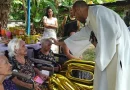 En la comunidad El Guayabo, en Baracoa, provincia de Guantánamo, hay dos hermanas que han sido testigos de todo un siglo de historia cubana. Se llaman Luz de América y Luz de Oriente, pero en el pueblo todos las conocen simplemente como América y Oriente. Este primero de mayo de 2025, estas dos mujeres excepcionales celebraron su centenario rodeadas de hijos, nietos, bisnietos, una tataranieta… y muchísimos vecinos. Sí, las gemelas cubanas cumplen 100 años, y lo hacen con lucidez, buen humor y una vitalidad que ha sorprendido incluso a sus propios familiares. El festejo que paralizó la comunidad Desde temprano, la casa se llenó de vida. Llegaron familiares desde diferentes lugares del país, vecinos de toda la zona y hasta curiosos que no querían perderse el momento. La celebración incluyó mariachis durante casi todo el día, una misa exclusiva y dulces “sin límite”, como contaron entre risas. La emisora local cubrió la jornada y muchos en Baracoa sintieron que era una fiesta de todos. América y Oriente cantaron himnos religiosos de memoria, bromearon con los regalos y disfrutaron, como si tuvieran 20 años, de cada instante. Claudia Rafaela Ortiz, una de sus nietas —y también gemela—, resumió el día con emoción: «Un parto. Dos hermanas. Y esperarse para cumplir, juntas, los 100 años». Dos vidas inseparables América y Oriente nacieron el 1 de mayo de 1925. Desde entonces, su vínculo ha sido irrompible. Viven en casas contiguas y, según sus nietos, “lo más lejos que han estado una de la otra es a un patio de distancia y una mata de naranjas portoplata”. En Baracoa, son un símbolo de unidad, fe y resistencia. Aunque América dejó de caminar hace 15 años por una fractura de cadera y un accidente cerebrovascular, mantiene la mente «clarita», como dicen sus nietos. Oriente, en cambio, sigue moviéndose por la comunidad como siempre. Secretos para llegar al siglo Cuando les preguntaron cuál era la clave para vivir tanto, no dudaron: «Creer en Dios… y guardar los otros santos», dijo América. «Hay que cuidarse si se quieren cumplir 100 años», añadió Oriente, mientras señalaba la cama llena de regalos. Ambas han llevado una vida sencilla, marcada por el trabajo, la oración y la familia. Han vivido pérdidas dolorosas —como la muerte de un hijo y la enfermedad de una hija—, pero nunca han perdido la alegría ni la fe. Más que una curiosidad: un legado En una Cuba que ya supera los 2 000 centenarios, encontrar un par de gemelas cubanas que cumplen 100 años es algo verdaderamente inusual. Son testigos de otra época: nacieron en la República antes de 1959, vieron la construcción de La Farola, sobrevivieron ciclones, cambios sociales y tecnológicos. Sus historias, contadas entre anécdotas y carcajadas, forman parte de la memoria viva del pueblo cubano. En Baracoa, nadie recuerda un tiempo sin América y Oriente. Un ejemplo que trasciende fronteras Para los cubanos que viven en Estados Unidos, esta historia toca el corazón. Las gemelas cubanas que cumplen 100 años representan algo más que longevidad: simbolizan los valores que muchas familias han llevado consigo al emigrar. Fe, familia y resistencia. Claudia, su nieta, lo expresó con una ternura que muchos reconocen: Gemelas cubanas cumplen 100 años rodeadas de su familia en Baracoa