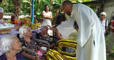 En la comunidad El Guayabo, en Baracoa, provincia de Guantánamo, hay dos hermanas que han sido testigos de todo un siglo de historia cubana. Se llaman Luz de América y Luz de Oriente, pero en el pueblo todos las conocen simplemente como América y Oriente. Este primero de mayo de 2025, estas dos mujeres excepcionales celebraron su centenario rodeadas de hijos, nietos, bisnietos, una tataranieta… y muchísimos vecinos. Sí, las gemelas cubanas cumplen 100 años, y lo hacen con lucidez, buen humor y una vitalidad que ha sorprendido incluso a sus propios familiares. El festejo que paralizó la comunidad Desde temprano, la casa se llenó de vida. Llegaron familiares desde diferentes lugares del país, vecinos de toda la zona y hasta curiosos que no querían perderse el momento. La celebración incluyó mariachis durante casi todo el día, una misa exclusiva y dulces “sin límite”, como contaron entre risas. La emisora local cubrió la jornada y muchos en Baracoa sintieron que era una fiesta de todos. América y Oriente cantaron himnos religiosos de memoria, bromearon con los regalos y disfrutaron, como si tuvieran 20 años, de cada instante. Claudia Rafaela Ortiz, una de sus nietas —y también gemela—, resumió el día con emoción: «Un parto. Dos hermanas. Y esperarse para cumplir, juntas, los 100 años». Dos vidas inseparables América y Oriente nacieron el 1 de mayo de 1925. Desde entonces, su vínculo ha sido irrompible. Viven en casas contiguas y, según sus nietos, “lo más lejos que han estado una de la otra es a un patio de distancia y una mata de naranjas portoplata”. En Baracoa, son un símbolo de unidad, fe y resistencia. Aunque América dejó de caminar hace 15 años por una fractura de cadera y un accidente cerebrovascular, mantiene la mente «clarita», como dicen sus nietos. Oriente, en cambio, sigue moviéndose por la comunidad como siempre. Secretos para llegar al siglo Cuando les preguntaron cuál era la clave para vivir tanto, no dudaron: «Creer en Dios… y guardar los otros santos», dijo América. «Hay que cuidarse si se quieren cumplir 100 años», añadió Oriente, mientras señalaba la cama llena de regalos. Ambas han llevado una vida sencilla, marcada por el trabajo, la oración y la familia. Han vivido pérdidas dolorosas —como la muerte de un hijo y la enfermedad de una hija—, pero nunca han perdido la alegría ni la fe. Más que una curiosidad: un legado En una Cuba que ya supera los 2 000 centenarios, encontrar un par de gemelas cubanas que cumplen 100 años es algo verdaderamente inusual. Son testigos de otra época: nacieron en la República antes de 1959, vieron la construcción de La Farola, sobrevivieron ciclones, cambios sociales y tecnológicos. Sus historias, contadas entre anécdotas y carcajadas, forman parte de la memoria viva del pueblo cubano. En Baracoa, nadie recuerda un tiempo sin América y Oriente. Un ejemplo que trasciende fronteras Para los cubanos que viven en Estados Unidos, esta historia toca el corazón. Las gemelas cubanas que cumplen 100 años representan algo más que longevidad: simbolizan los valores que muchas familias han llevado consigo al emigrar. Fe, familia y resistencia. Claudia, su nieta, lo expresó con una ternura que muchos reconocen: Gemelas cubanas cumplen 100 años rodeadas de su familia en Baracoa