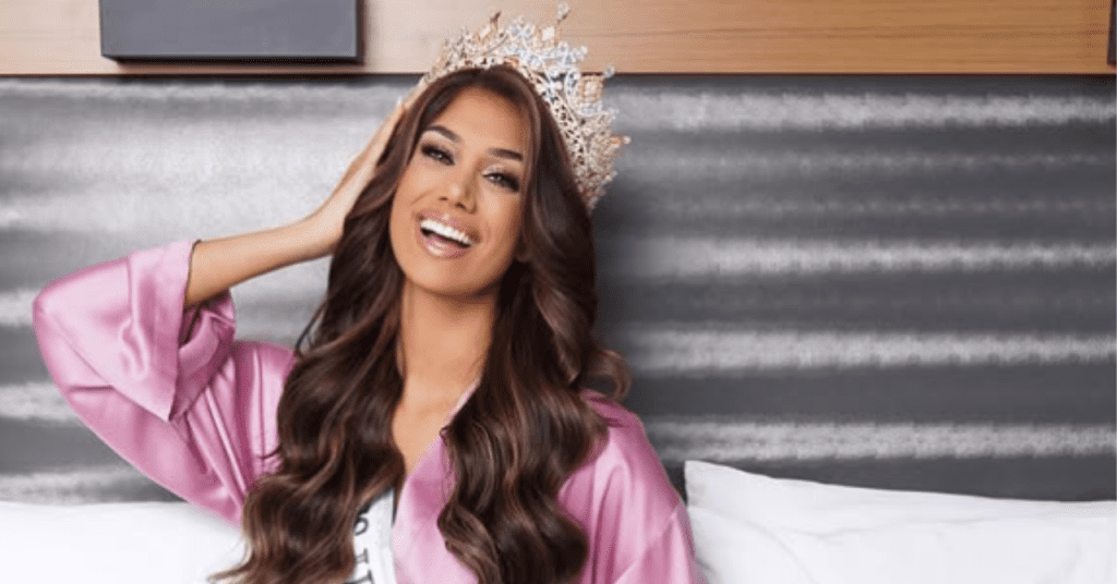 Lina Luaces celebrando su coronación como Miss Universe Cuba 2025