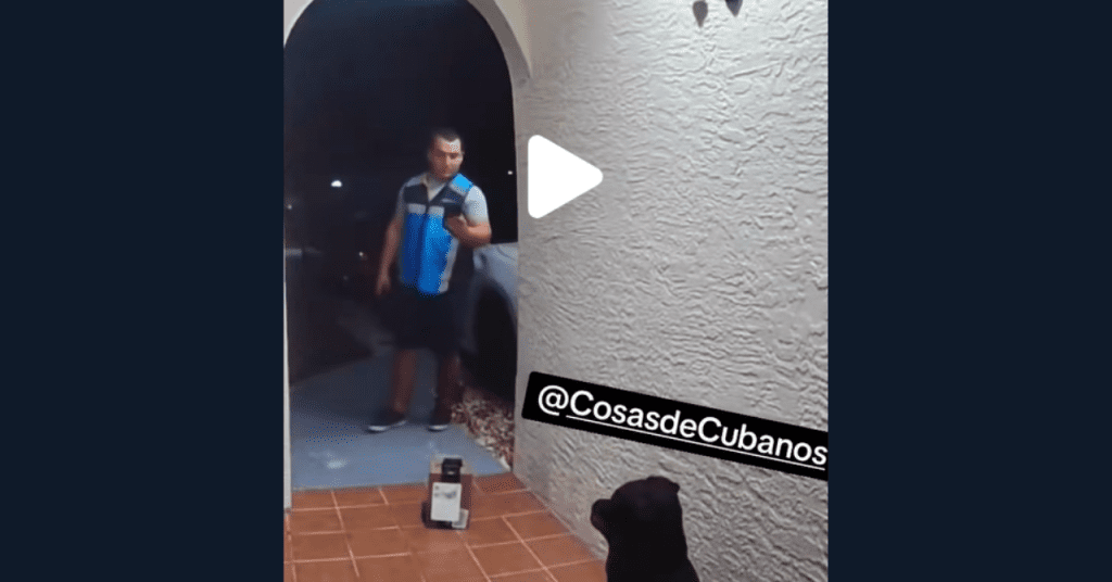 Repartidor cubano de Amazon sorprendido por perro de cerámica