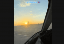 Atardecer en La Habana visto desde la cabina de un avión durante el aterrizaje.