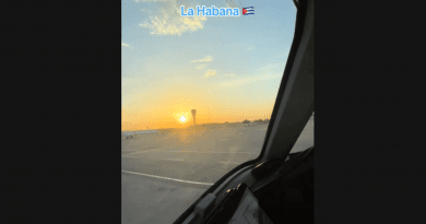 Atardecer en La Habana visto desde la cabina de un avión durante el aterrizaje.
