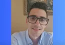 Cubano celebra obtener residencia permanente bajo la Ley de Ajuste Cubano tras fallo judicial.
