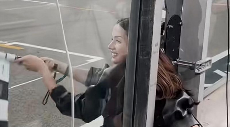 ana de armas en formula 1-captura de pantalla-tiktok