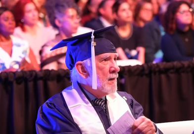 cubano se gradua a los 85 años-captura de pantalla-noticias telemundo-youtube