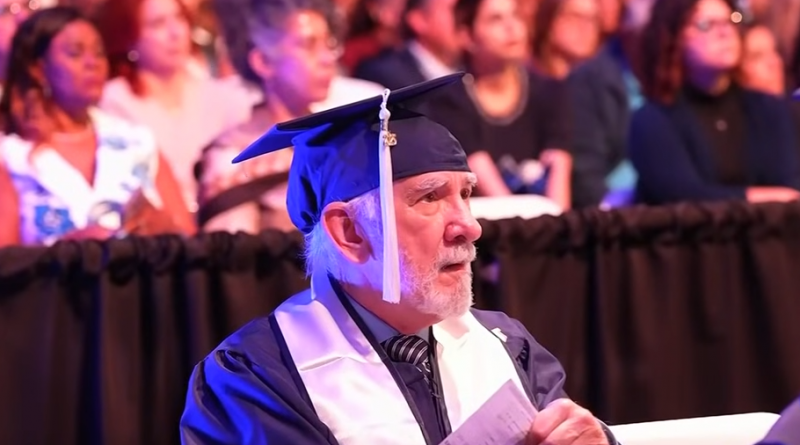 cubano se gradua a los 85 años-captura de pantalla-noticias telemundo-youtube