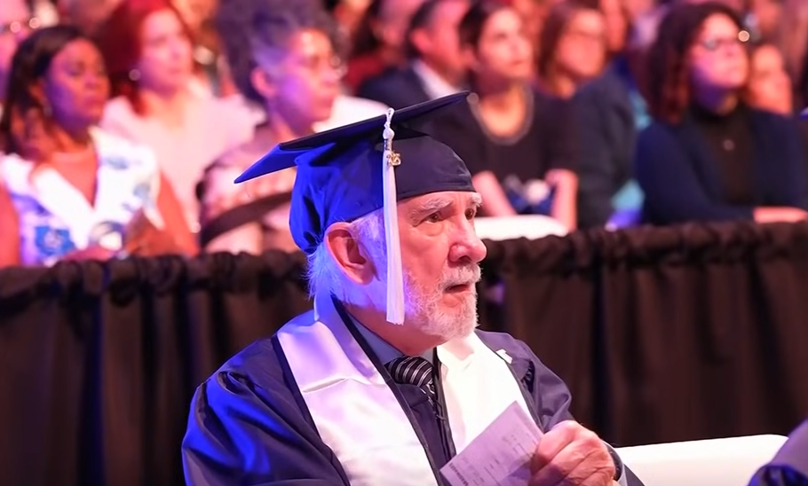 cubano se gradua a los 85 años-captura de pantalla-noticias telemundo-youtube