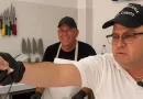 Cubanos deleitan a Canarias con jamón de pierna ahumado en su charcutería de Tenerife