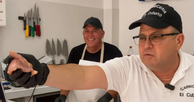 Cubanos deleitan a Canarias con jamón de pierna ahumado en su charcutería de Tenerife