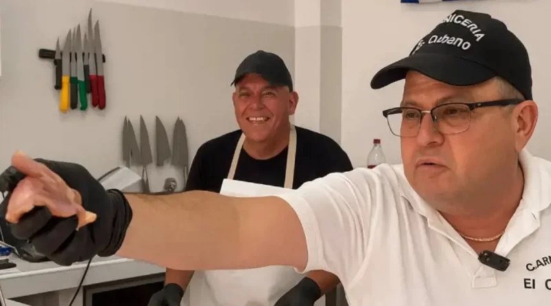 Cubanos deleitan a Canarias con jamón de pierna ahumado en su charcutería de Tenerife
