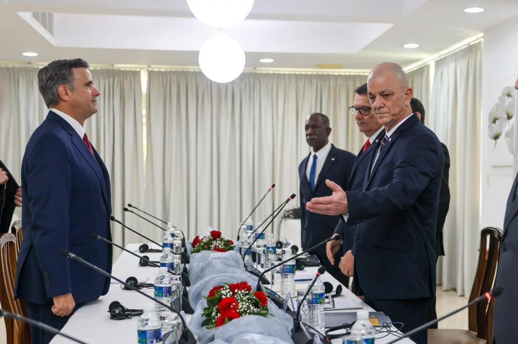 Director de la CIA visita a Cuba y fue recibido por miembros del gobierno cubano (Captura de pantalla © LiveNOW from FOX – YouTube)