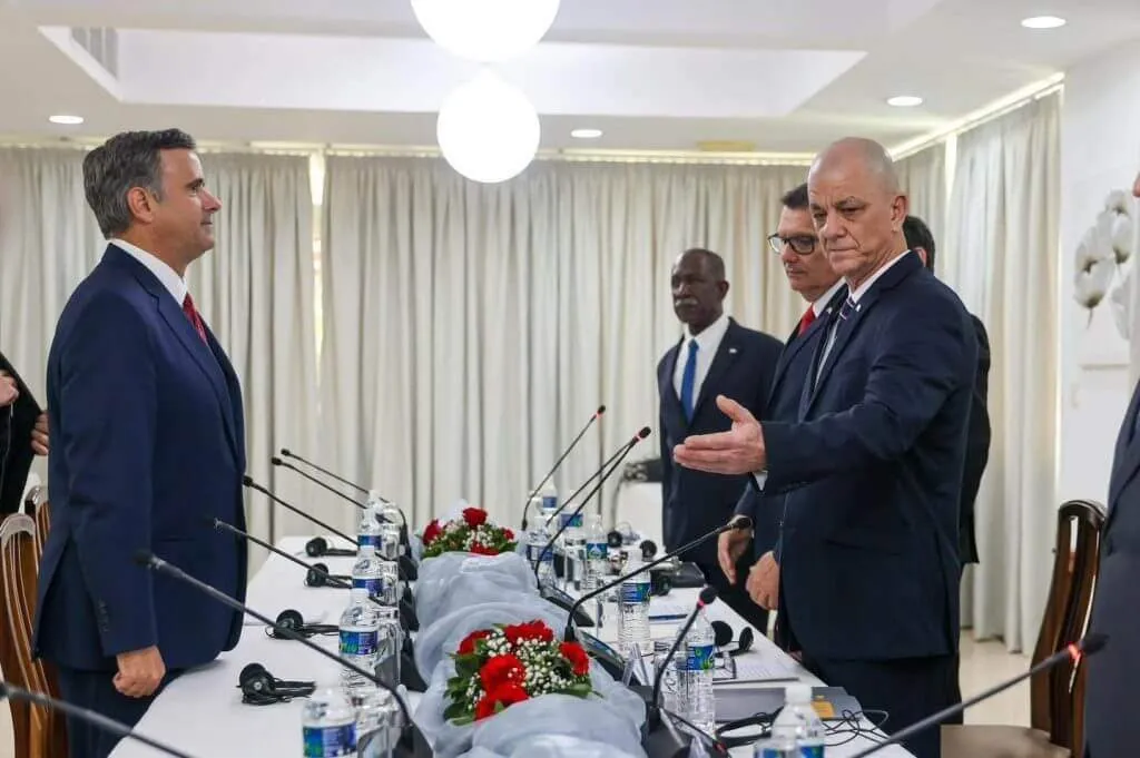 Director de la CIA visita a Cuba y fue recibido por miembros del gobierno cubano (Captura de pantalla © LiveNOW from FOX – YouTube)